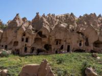 Der Gegenhang im Zelve Tal ist dicht durchlöchert von Höhlenwohnungen